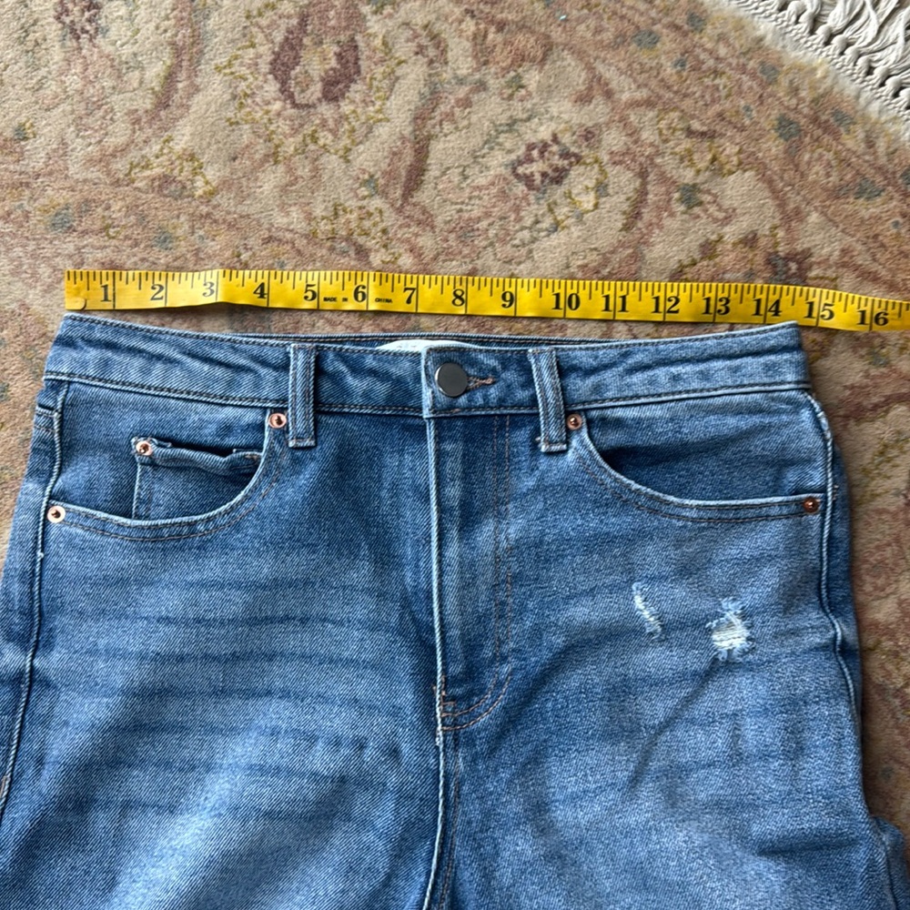 Cropped Distressed Jeans - Picture 6 of 8